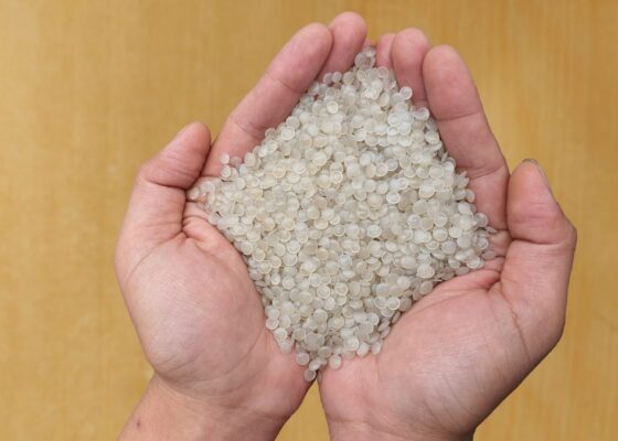 Hạt nhựa PET tái sinh là gì cùng đặc tính và ứng dụng phổ biến