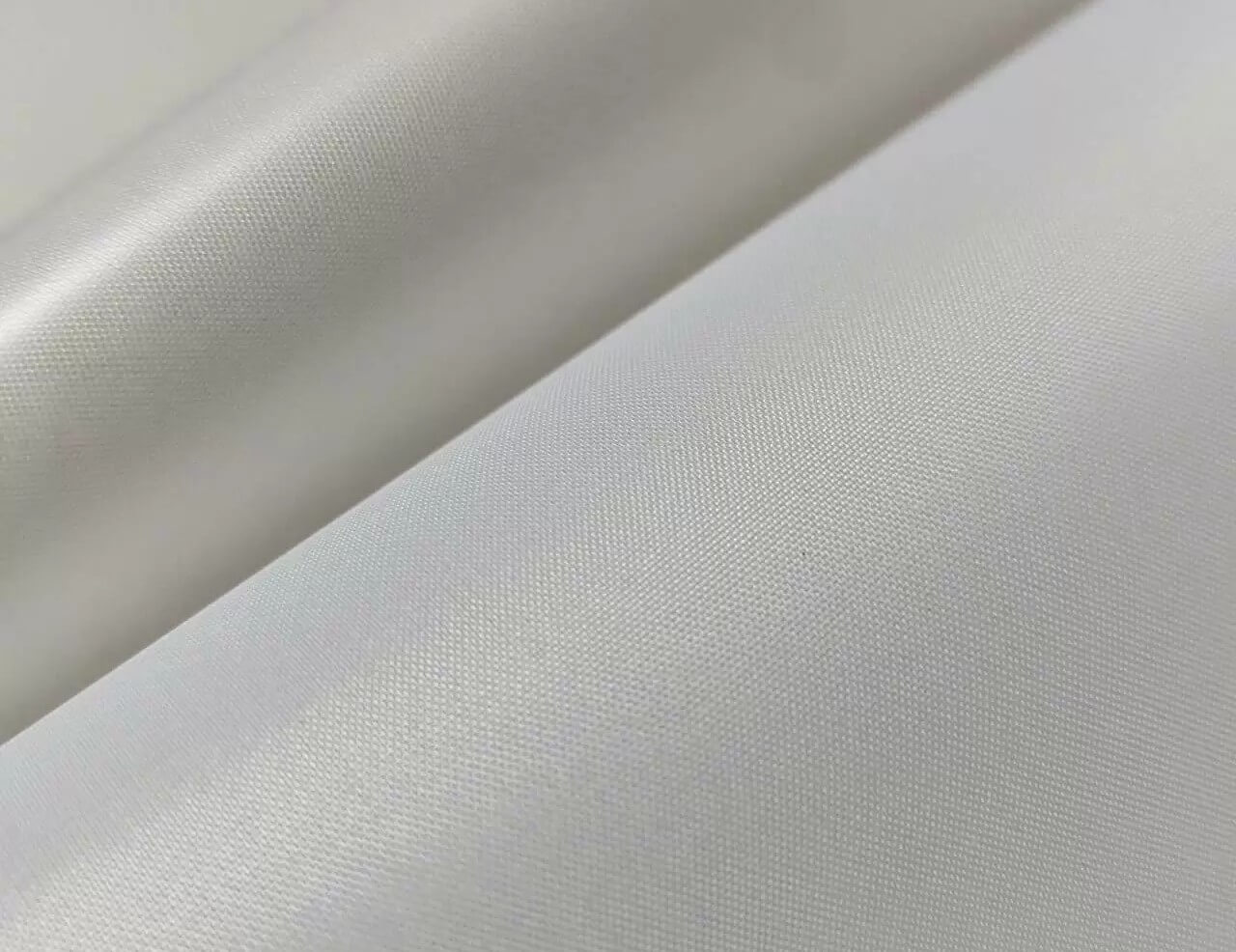 So sánh chi tiết sự khác biệt giữa chất liệu TPU và PVC 1 Bản chất kỹ thuật và đặc điểm của nhựa TPU