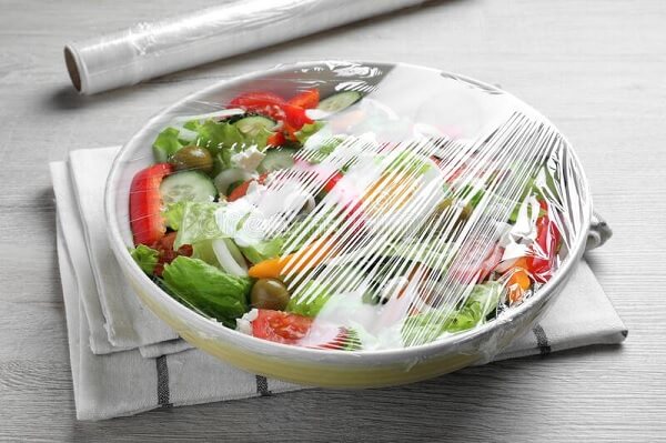 Màng bọc thực phẩm PE và PVC loại nào an toàn và nên dùng ra sao 1 Phân tích sự khác biệt giữa màng bọc thực phẩm PE và PVC