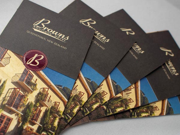 Cách thiết kế brochure khách sạn chuyên nghiệp giúp tăng doanh thu hiệu quả 3 Chiến thuật tối ưu kênh phân phối brochure