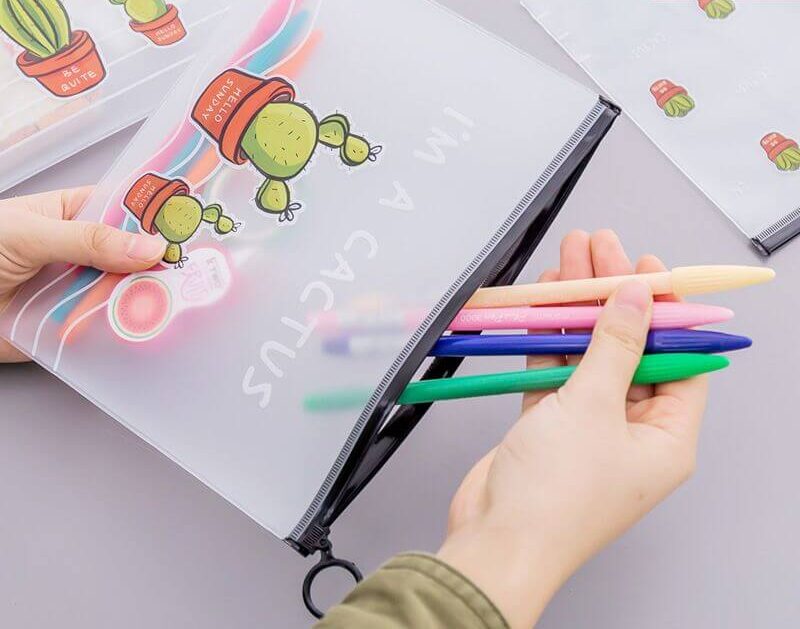 Xưởng túi zip đựng bút giá sỉ, thiết kế chuyên nghiệp, in ấn bền đẹp 11 So sánh chất liệu nhựa trong sản xuất túi zip