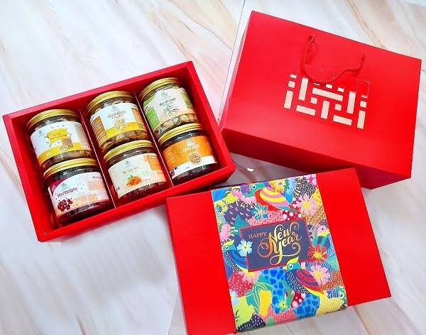Hộp giấy đựng mứt Tết sang trọng tinh tế cho xuân thêm trọn vẹn 1 Giá trị thực tiễn từ việc đầu tư in hộp giấy đựng mứt Tết