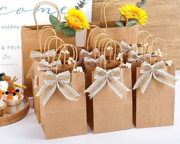 In túi giấy đựng quà giúp món quà của bạn thêm tinh tế và ấn tượng 1 Lựa chọn chất liệu giấy phù hợp