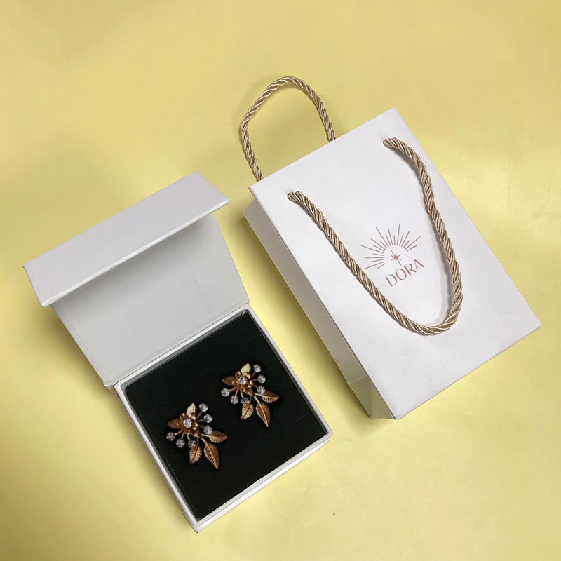 In túi giấy đựng trang sức sang trọng với mẫu mã ấn tượng nhất 1 Vai trò của túi giấy trong việc nâng tầm giá trị trang sức